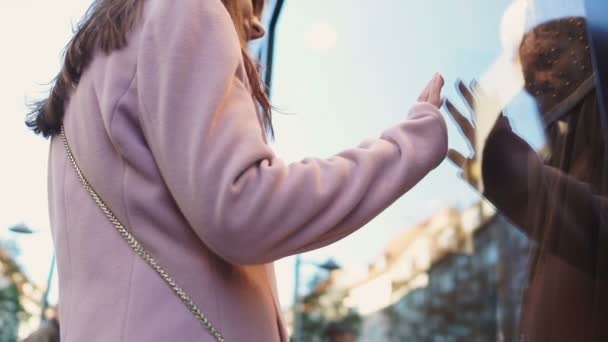 Ragazza adolescente guardando abito da ballo in vetrina, sognando di festa con la palla — Video Stock