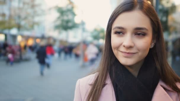 Retrato de dama invitada coqueteando y seduciendo con hermosa sonrisa, primer plano — Vídeos de Stock