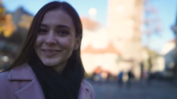 Bella ragazza sorridente alla macchina fotografica, passeggiando in città, godendo il tempo con l'amico POV — Video Stock
