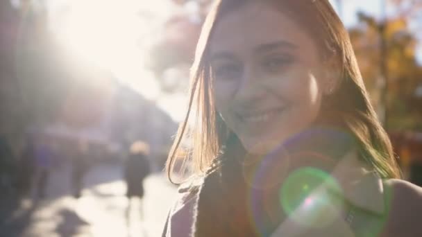 Retrato de mujer hermosa iluminada por el sol, llena de energía positiva y vital — Vídeo de stock