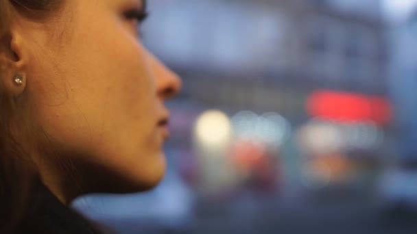 Ragazza assonnata guardando fuori dal finestrino dell'autobus, stanco di lavoro e di routine, depressione — Video Stock