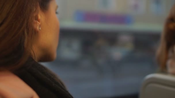 市バス、仕事や家族の困難と挫折を乗って物思いにふける若い女性 — ストック動画