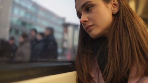 Женщина спит в автобусе, страдает от похмелья или побочных эффектов антидепрессантов — стоковое видео