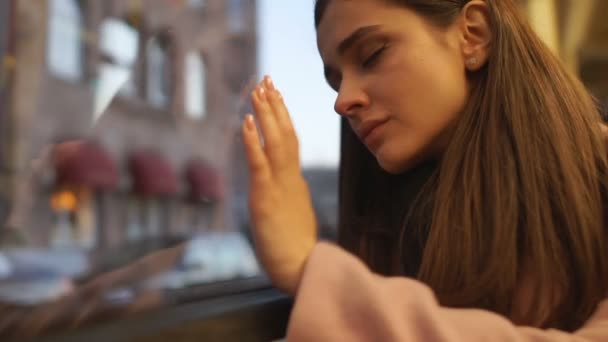Deprimida chica sentada en el autobús, dejando el país y diciendo adiós a su ciudad natal — Vídeo de stock