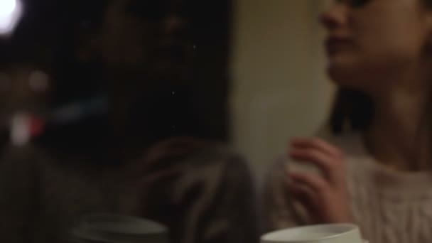 Meisje, drinken koffie close-up, kijkt uit raam van de nacht, depressief na breuk — Stockvideo