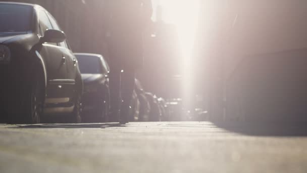 Silhouet van de vrouw lopen langs straat met geparkeerde auto's, gaan werken in de ochtend — Stockvideo