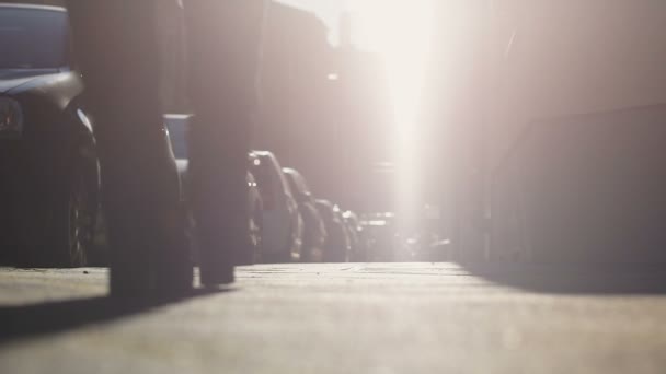 Işık sokak, gelecekteki başarısı kendinden emin walking away Bayan siluet — Stok video