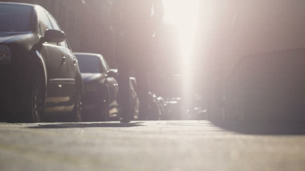 Vrouw lopen op straat met auto rijen, gebrek aan parkeergelegenheid ruimte in woonwijk — Stockvideo