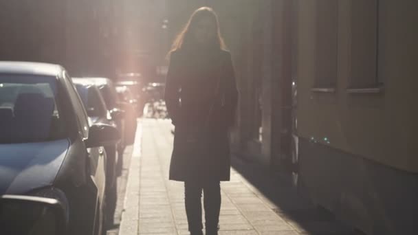 Junge Frau läuft bei Sonnenschein auf Gehweg, Beginn eines erfolgreichen Tages — Stockvideo