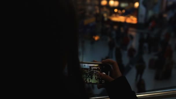 Brunette tournage vidéo avec des gens marchant dans le centre commercial, bloguer en direct par téléphone portable — Video