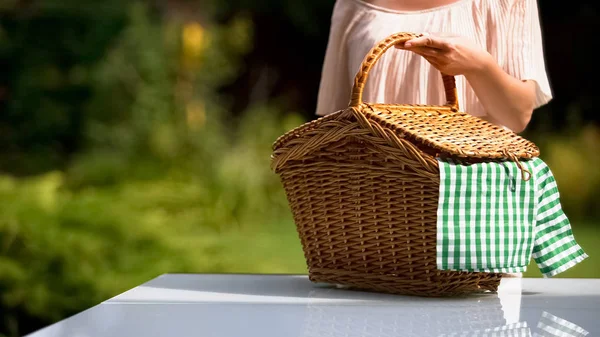 Lady Putting Picnic Basket Table Preparing Family Dinner Outdoors — Stock Photo, Image