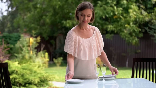 Bella Casalinga Servire Tavolo Attesa Bambini Marito Cena All Aperto — Foto Stock