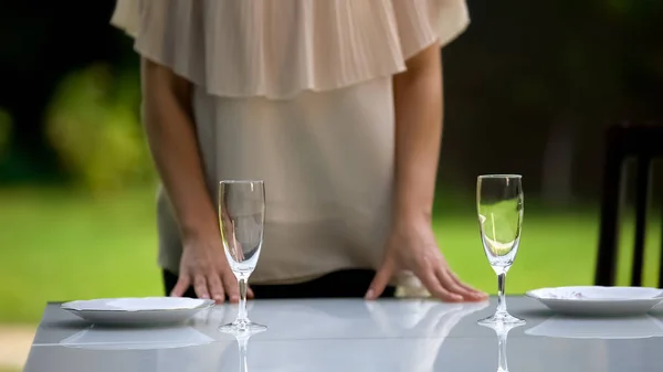 Vriendin Platen Wijnglazen Serveren Voor Datum Familie Diner Buitenshuis — Stockfoto