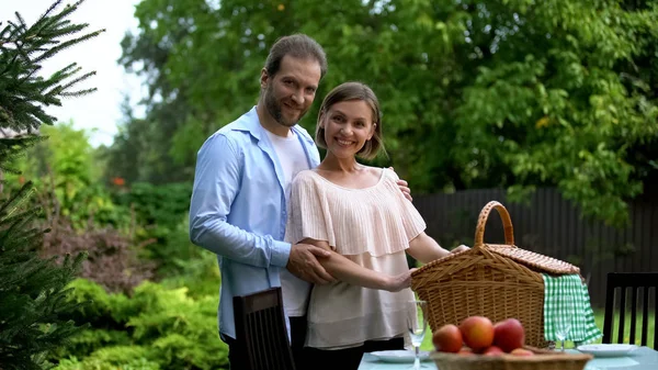 Cuplu Fericit Uitându Cameră Pregătindu Pentru Picnic Bunăstare Socială Wellness — Fotografie, imagine de stoc