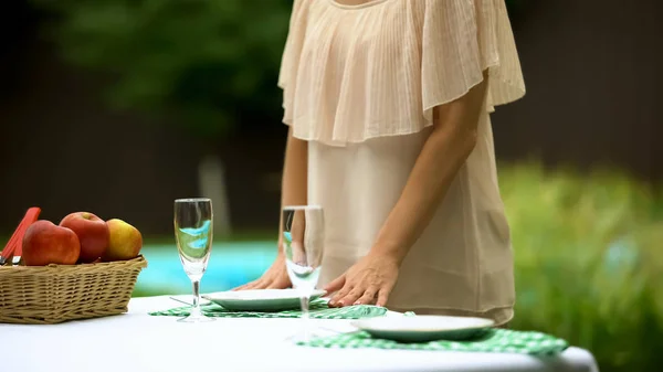 Жена Обслуживает Стол Двоих Романтический Ужин Открытом Воздухе Подготовка Свиданию — стоковое фото