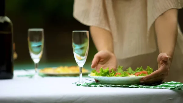 ポーチ ベジタリアンのレシピ ダイエットに関する健康食品を持つ主婦サービング テーブル — ストック写真