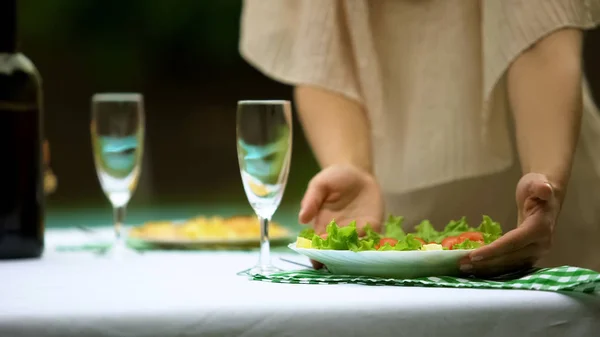 Ama Casa Sirviendo Mesa Con Comida Saludable Porche Recetas Vegetarianas —  Fotos de Stock