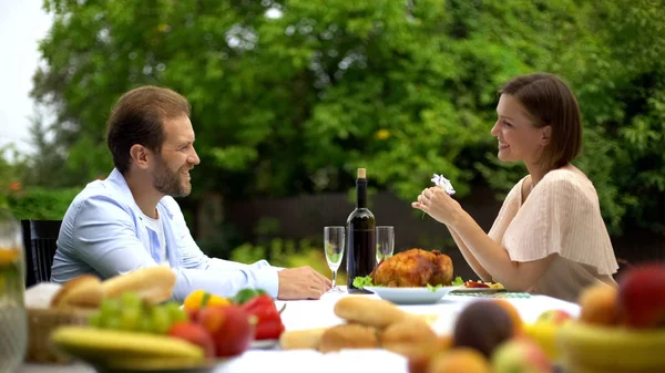 吃饭和说话 丈夫称赞妻子的烹饪才能 — 图库照片