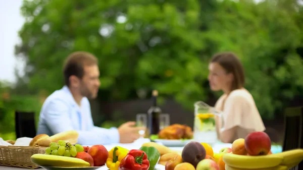 Casal Jovem Conversando Enquanto Almoça Não Gmo Frutas Comida Sem — Fotografia de Stock