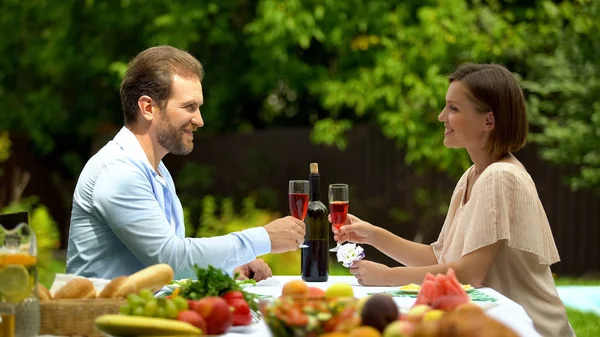 Selbstbewusstes Ehepaar Das Weingläser Aufrichtet Hausratversicherung — Stockfoto