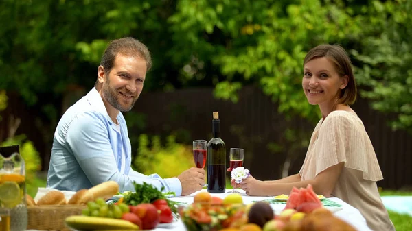 Lächelnder Mann Und Frau Vor Der Kamera Psychologische Paartherapie — Stockfoto