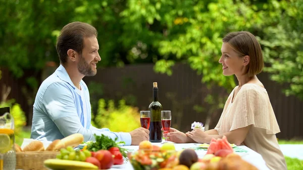 Glücklich Verheiratet Mit Gläsern Wein Eigenen Landhaus Kreditfinanzierung — Stockfoto