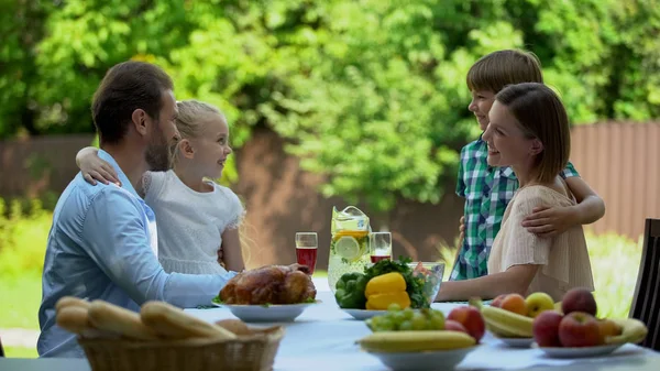Familie Feiert Day Ferienhaus Glücklich Umarmt Bewusste Elternschaft — Stockfoto