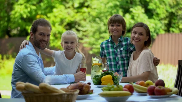 Família Feliz Descansando Villa Passar Tempo Juntos Programa Adoção Felicidade — Fotografia de Stock