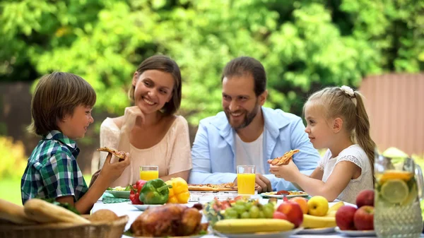 Crianças Famintas Comendo Pizza Deliciosa Comida Favorita Das Crianças Cozinha — Fotografia de Stock