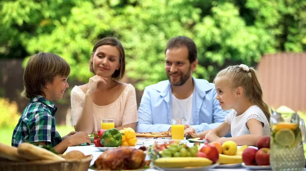 Pais Crianças Sentados Mesa Desfrutando Jantar Família Divertindo Alegria — Fotografia de Stock