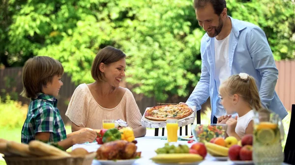 Vater Bringt Gerade Gelieferte Pizza Hungriger Familie Die Nach Duftendem — Stockfoto