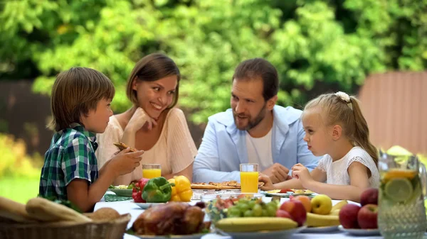 Família Amigável Ter Jantar Tradicional Livre Pais Crianças Felizes Juntos — Fotografia de Stock