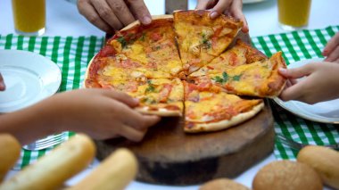 Dilim lezzetli İtalyan pizza kafe, iyi bir şirket alarak arkadaşlar eller