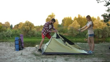 Vahşi doğada, bir gecede hazırlanılıyor koyarak çadırı, kamp hiking turizm, yeşil