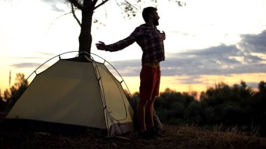 Sabah, yeni macera ve gösterimler için hazır çadır uzanan uzun yürüyüşe çıkan kimse