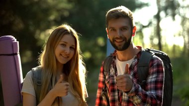 Ormandaki bağımlıları ex rekreasyon etkinliği için başparmak gösterilmesini kampçılar gülümseyen