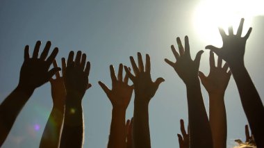 Eller, yetiştirme insanlar applauding canlı konser, harika parti, eğlence