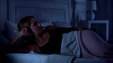 Yatakta yatarken, geçmiş hakkında düşünce, uykusuzluk, uykusuz acı tatlı bayan