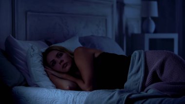 Uykusuzluk, rahatsız yatak, gürültücü komşular ya da sorunları olan genç erkek