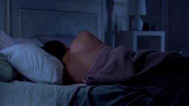 Adam yatakta yatarken, boyun ve omurga, sağlıksız için yanlış uyku konumu