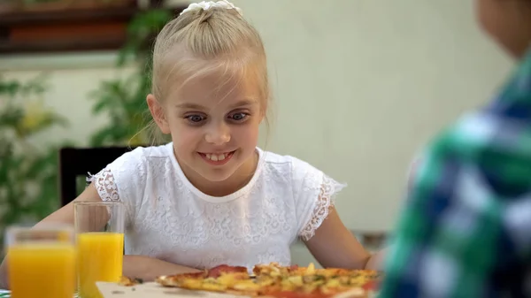 Smiling Girl Looking Pizza Choosing Best Slice Family Food Traditions — Stock Photo, Image