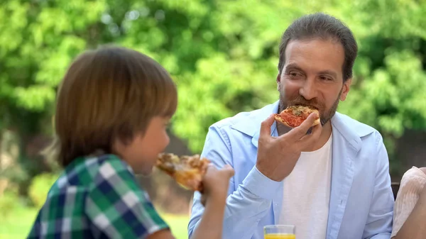 Γιος Και Πατέρας Που Τρώει Νόστιμο Πίτσα Στο Café Αγαπημένο — Φωτογραφία Αρχείου
