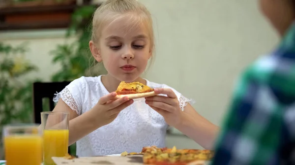 Óvodai Lány Kedvenc Olasz Pizzát Eszik Élvezve Finom Étel Étel — Stock Fotó