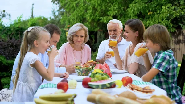 Gesunde Fröhliche Familie Trinkt Vitaminisierten Frischen Saft Und Feiert Traditionen — Stockfoto