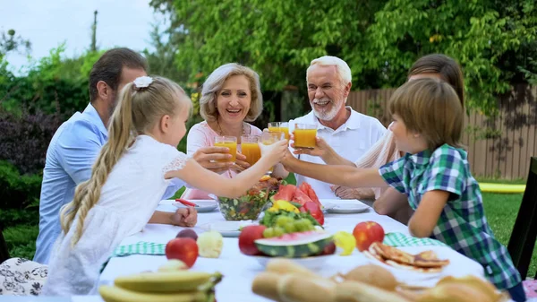 Große Familie Klimpert Saftgläser Gemeinsames Abendessen Alkoholfreie Party — Stockfoto