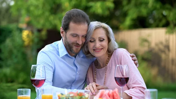 Erfolgreicher Erwachsener Sohn Dankt Mutter Für Erziehung Emotionale Umarmung Liebe — Stockfoto