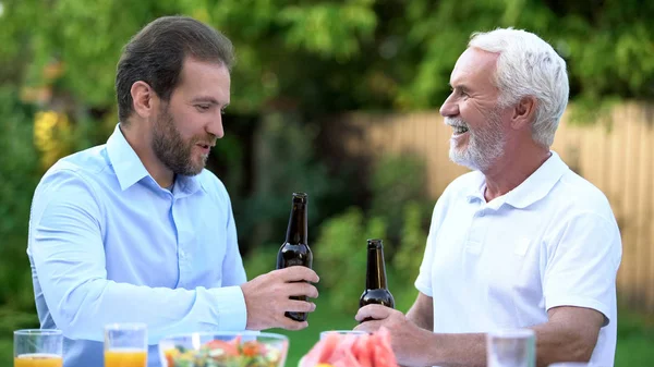 Genro Beber Cerveja Com Sogro Compreensão Respeito — Fotografia de Stock