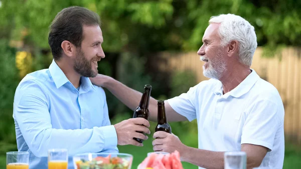 Starszym Średnim Wieku Mężczyzn Brzęk Butelek Piwa Mówienie Tradycje Warzenia — Zdjęcie stockowe