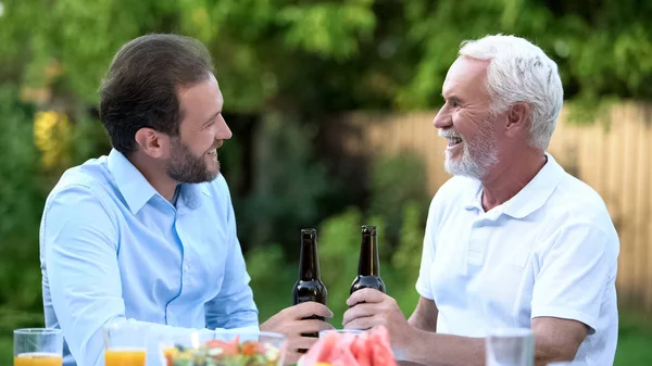 Filho Adulto Bem Sucedido Bebendo Cerveja Com Pai Agradecendo Pai — Fotografia de Stock