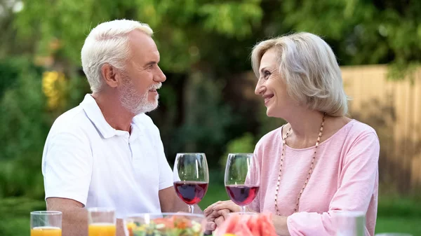 Casal Velho Comemorando Aniversário Bebendo Vinho Relações Amorosas Eternas — Fotografia de Stock